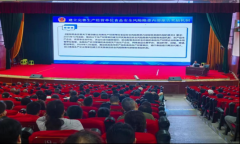 杨坤龙通过大量实物归纳辨别要点